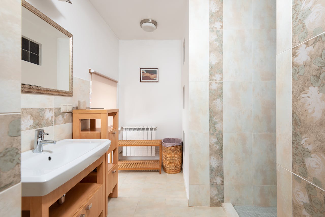 salle de bain blanc et bois pour harmoniser nature et modernité