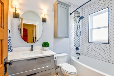 astuces et conseils pratiques pour Aménager une petite salle de bain