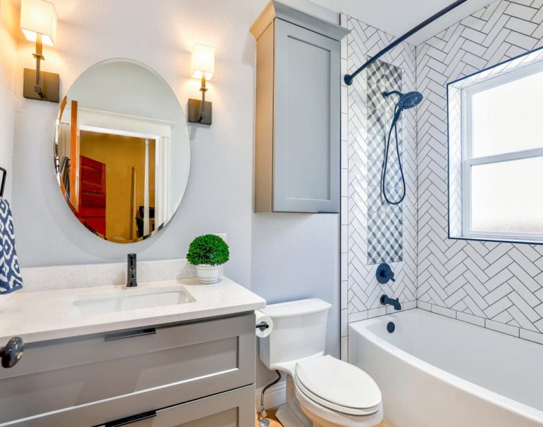 astuces et conseils pratiques pour Aménager une petite salle de bain