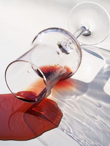 Techniques infaillibles pour venir à bout d'une tache de vin rouge