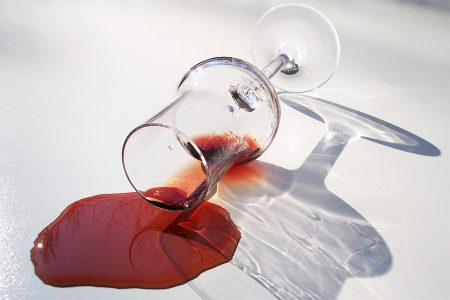 Techniques infaillibles pour venir à bout d'une tache de vin rouge