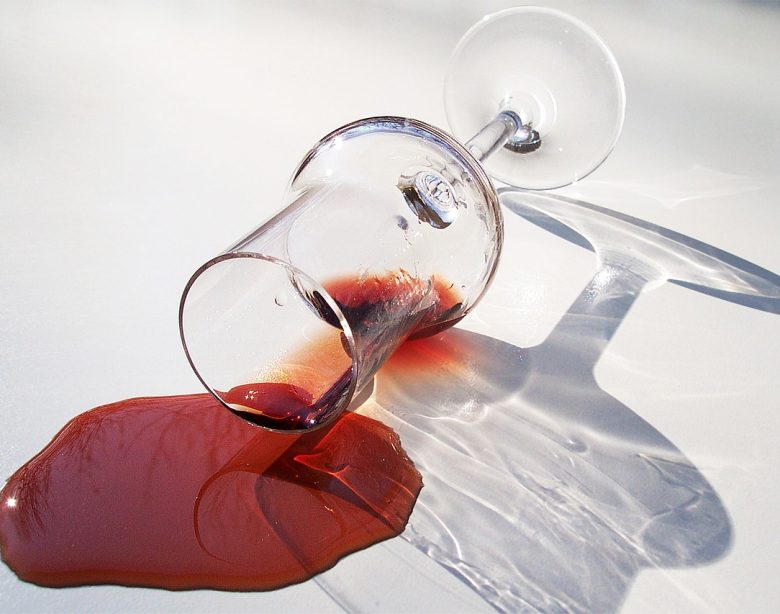 Techniques infaillibles pour venir à bout d'une tache de vin rouge