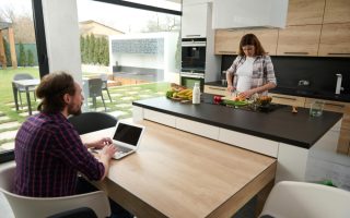 Cuisine dans la véranda pour un espace convivial et fonctionnel