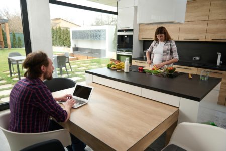 Cuisine dans la véranda pour un espace convivial et fonctionnel