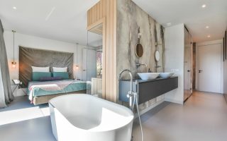Salle de bain ouverte dans la chambre est un choix audacieux