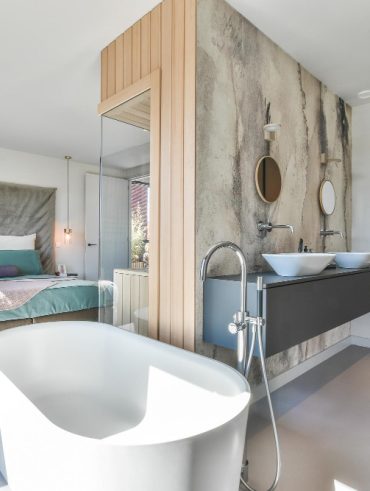 Salle de bain ouverte dans la chambre est un choix audacieux