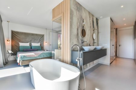 Salle de bain ouverte dans la chambre est un choix audacieux