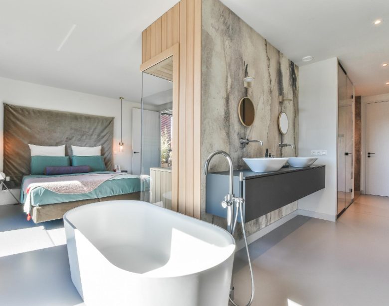 Salle de bain ouverte dans la chambre est un choix audacieux