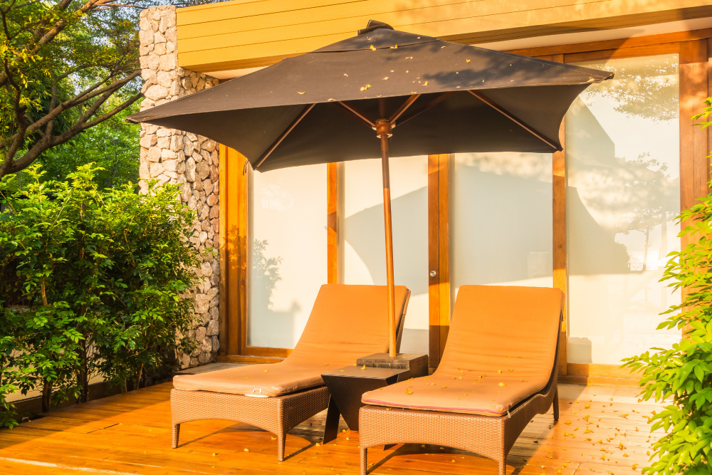 Le parasol mural professionnel pour votre espace extérieur