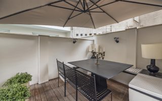 Les avantages du parasol mural professionnel pour votre espace extérieur