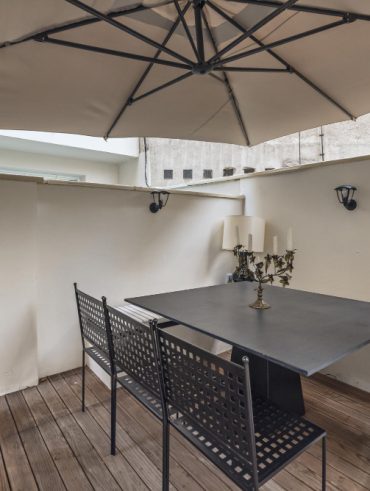Les avantages du parasol mural professionnel pour votre espace extérieur