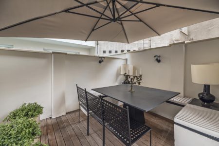 Les avantages du parasol mural professionnel pour votre espace extérieur