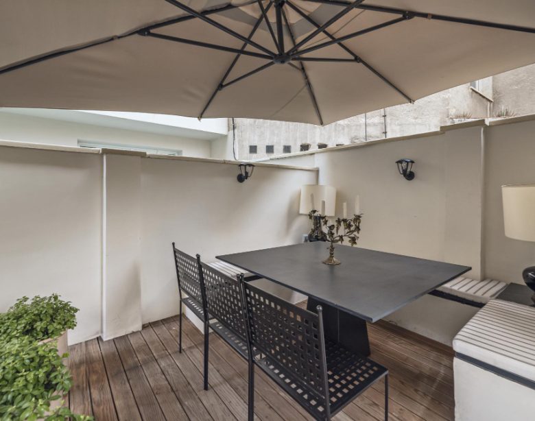 Les avantages du parasol mural professionnel pour votre espace extérieur