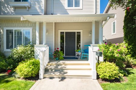 Aménager une coursive extérieure pour valoriser votre maison