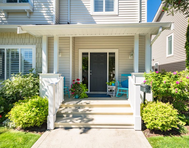 Aménager une coursive extérieure pour valoriser votre maison