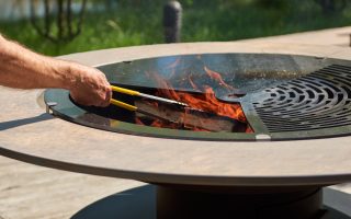 optimiser l'utilisation d'une plaque de cuisson sur votre barbecue au charbon