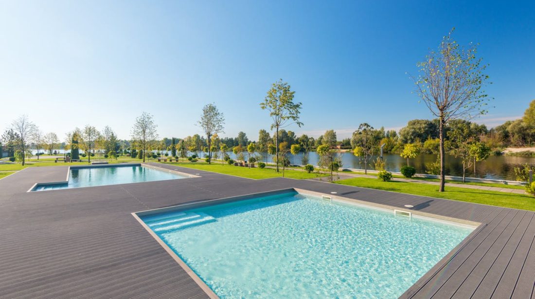 la piscine en composite hors sol pour un jardin réussi