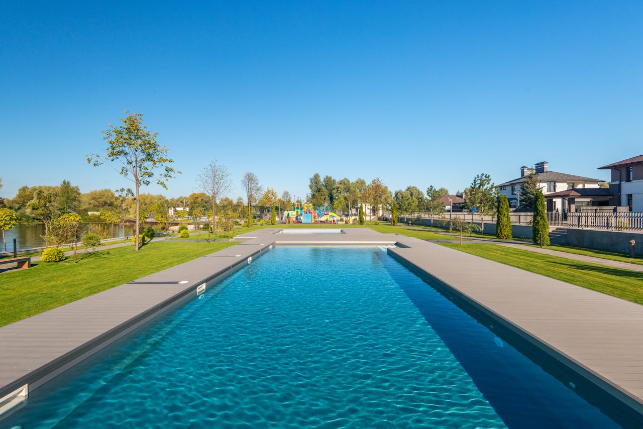 savoir sur la piscine en composite hors sol pour un jardin réussi